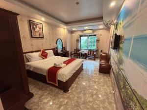 海防Khách Sạn Nam Sơn的酒店客房设有床和客厅。