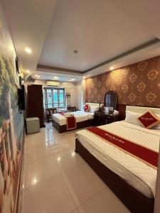 海防Khách Sạn Nam Sơn的酒店客房设有两张床和电视。