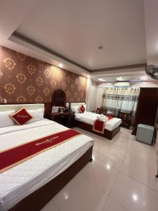 海防Khách Sạn Nam Sơn的一间酒店客房,房间内设有两张床