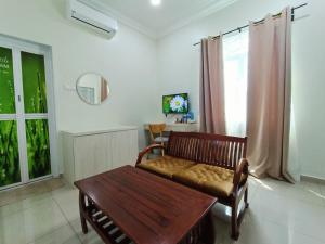 马六甲Villa Dracaena Melaka With Swimming Pool, Hill View and 20 minutes to Town的客厅设有木凳和窗户。