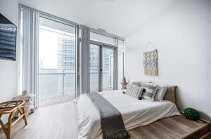 多伦多Downtown Toronto Gem的白色的卧室设有床和大窗户