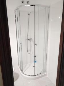 马尼塞斯Pensión A&E的浴室内带玻璃淋浴间