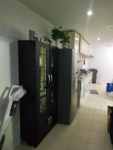 HuluganCozy 2 Bedroom (Entire House) Pearson Residences的厨房设有黑色的门和冰箱。
