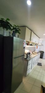 HuluganCozy 2 Bedroom (Entire House) Pearson Residences的厨房配有不锈钢冰箱。