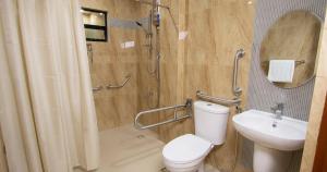 奥尔莫克Dancels Inn的带淋浴、卫生间和盥洗盆的浴室