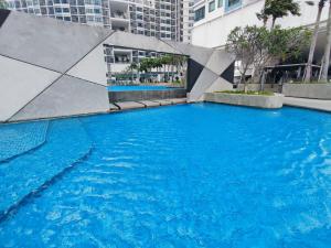 莎阿南I-City & I-Soho, Shah Alam I-City Mall Walking Distance, Luxury Room的城市里的一个大型蓝色游泳池