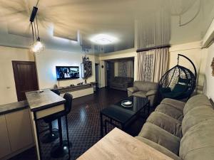 萨克德佐尔镇Tsaghkazdor luxury apartment的客厅配有沙发和桌子