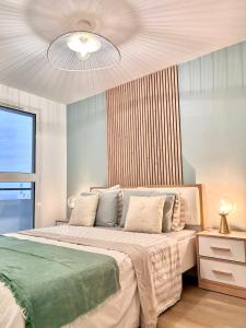圣丹尼斯Perle insulaire的一间卧室设有一张带天花板的大床
