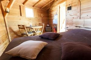 Saint-AntoineLes Cabanes de Fontfroide的小木屋内一间卧室,配有一张床