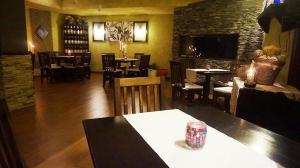 代温Хотел Стиляна/Hotel Stilyana的餐厅设有桌子和一些桌椅