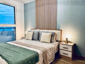 圣丹尼斯Perle insulaire的一间卧室设有一张床和一个大窗户