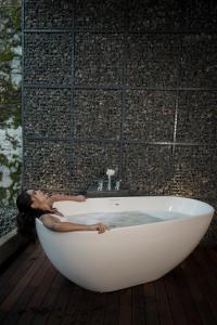 瓦加蒙Tea & Tranquility的女人坐在浴缸里