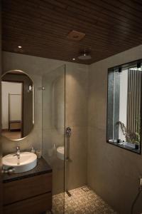 瓦加蒙Tea & Tranquility的浴室配有盥洗盆和带镜子的淋浴