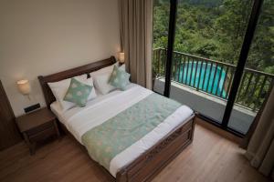 瓦加蒙Tea & Tranquility的一间卧室设有一张床,享有阳台的景色