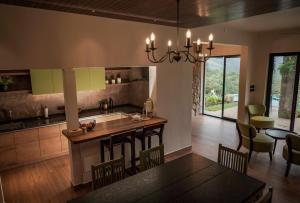 瓦加蒙Tea & Tranquility的厨房以及带桌椅的用餐室。