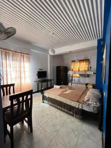 达斯马里尼亚斯Aladino Hostel的一间卧室配有一张大床和一张书桌