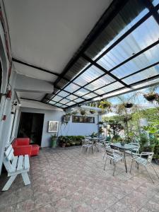 达斯马里尼亚斯Aladino Hostel的户外庭院配有桌椅和桌椅。
