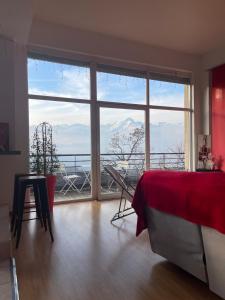 圣热尔韦莱班GLMB - Location Mont-Blanc的客房设有大窗户,享有山景。