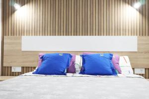 格拉纳迪利亚德亚沃纳HAPPY ROOM的一张带两个蓝色枕头的床