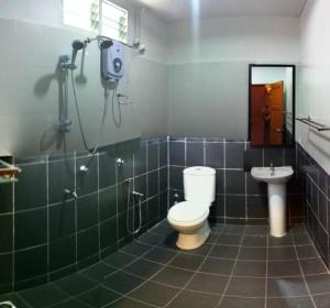 Kampong Pasir HantuMama's Chalet Pulau Perhentian Besar的带淋浴、卫生间和盥洗盆的浴室