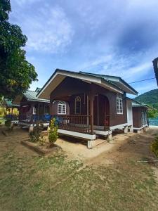 Kampong Pasir HantuMama's Chalet Pulau Perhentian Besar的一个小房子,设有大门廊