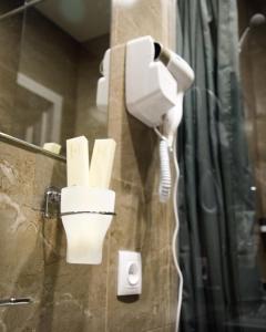 卡拉甘达Hotel "CONTINENT" halal的浴室墙上挂着的电话
