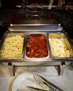 卡拉甘达Hotel "CONTINENT" halal的自助餐,包括餐盘食物