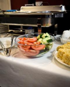 卡拉甘达Hotel "CONTINENT" halal的坐在桌子上的一碗蔬菜