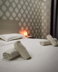 卡拉甘达Hotel "CONTINENT" halal的酒店客房的床上有两条毛巾