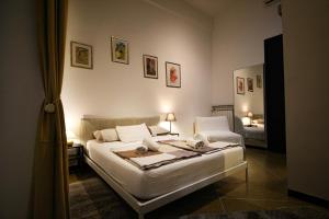 热那亚Nik rooms的一间卧室配有两张床和镜子