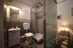 热那亚Nik rooms的浴室配有卫生间、淋浴和盥洗盆。