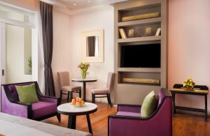 暹粒梅莫瑞度假酒店及Spa的酒店客房配有紫色椅子和电视