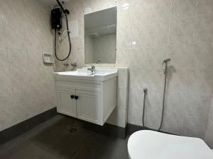 吉隆坡SS Grey Hotel的浴室设有白色水槽和镜子