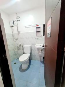 达斯马里尼亚斯Dasma Lofts Hotel near Dela Salle Dasma的一间带卫生间和水槽的浴室