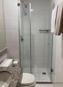 巴西利亚S4 HOTEL Aguas Claras TorresReis的带淋浴、卫生间和盥洗盆的浴室