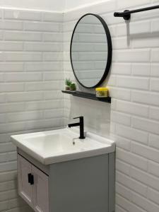 瓜拉丁加奴Lala Homestay 1的白色的浴室设有水槽和镜子