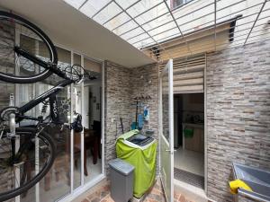 里考尔特Cómoda casa en condominio para descansar的停放在砖墙房中的自行车