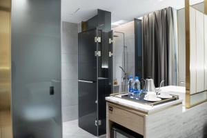 广州上下九城市快捷酒店的一间带水槽和镜子的浴室