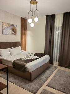 赫尔格达Cordoba Suites的一间卧室配有一张大床和一个吊灯。