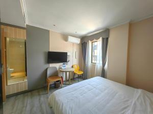 广州上下九城市快捷酒店的酒店客房配有一张床铺和一张桌子。