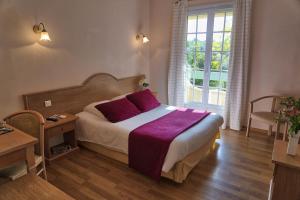 卢恰纳奥利威尔斯旅馆的一间卧室配有一张床铺,床上铺有紫色毯子