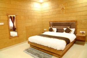 斋沙默尔The Travel Bug Jaisalmer的一间卧室配有一张床和镜子