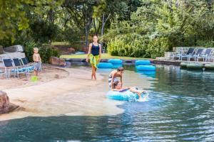 圣安东尼奥凯悦山乡村度假酒店及Spa中心的一群人在游泳池的水中