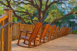 圣安东尼奥凯悦山乡村度假酒店及Spa中心的木甲板上一排木椅
