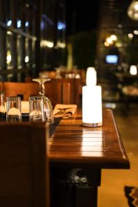 切什梅斯玛特豪华酒店的一张木桌,上面放着蜡烛和眼镜