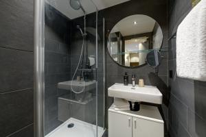 苏黎世Aparthotel Adagio Zurich City Center的一间带水槽和镜子的浴室