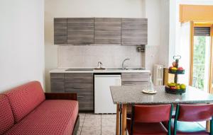 安泰伊-萨伊恩特-安德尔埃贝瑟悦尔公寓式酒店的厨房配有红色的沙发和厨房桌