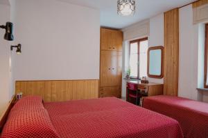 安泰伊-萨伊恩特-安德尔埃贝瑟悦尔公寓式酒店的一间卧室配有两张床、一张桌子和一面镜子