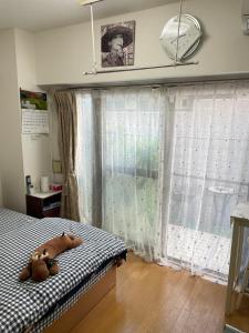 东京桜宿-ダブルベッドの小さなガーデンルーム的一间卧室,配有一张带两个泰迪熊的床