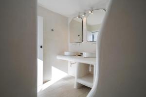 米克诺斯城23 Hotel Mykonos的白色的浴室设有两个盥洗盆和镜子